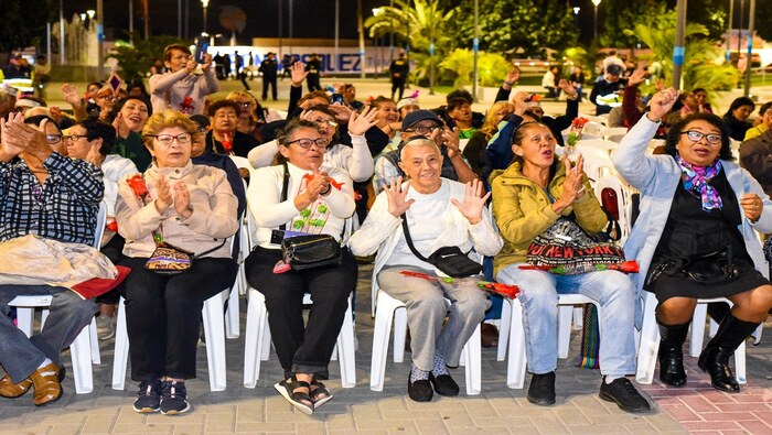 Celebramos con alegría y gratitud a nuestras mamitas de la tercera edad y con habilidades diferentes en el maravilloso "Festi Mamá". Una tarde especial, llena de sorpresas y emociones, fue posible gracias al apoyo de nuestro alcalde 𝐉𝐡𝐨𝐯𝐢𝐧𝐬𝐨𝐧 𝐕𝐚𝐬𝐪𝐮𝐞𝐳, quien fue representado por el regidor Jonás Velásquez. Disfrutaron de actuaciones impresionantes de talentosos artistas de la OMAPED y de la Casa del Adulto Mayor, y se deleitaron con las presentaciones de "Paradero Musical" y "Son Borinquen". Fue un momento lleno de sonrisas, abrazos y amor, donde honramos y agradecemos a nuestras mamitas por todo lo que nos han dado. Gracias a todas las mamitas por hacer de este evento un éxito.