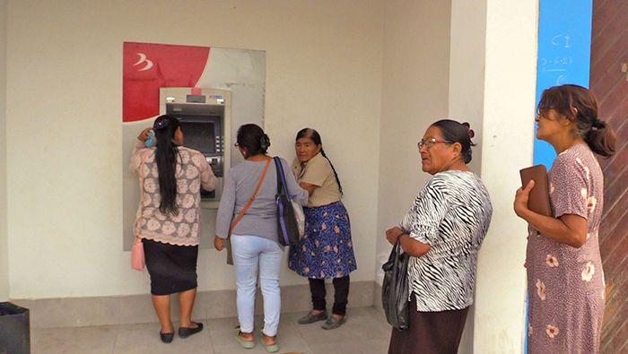 Asistimos a los adultos mayores para el cobro de Pensión