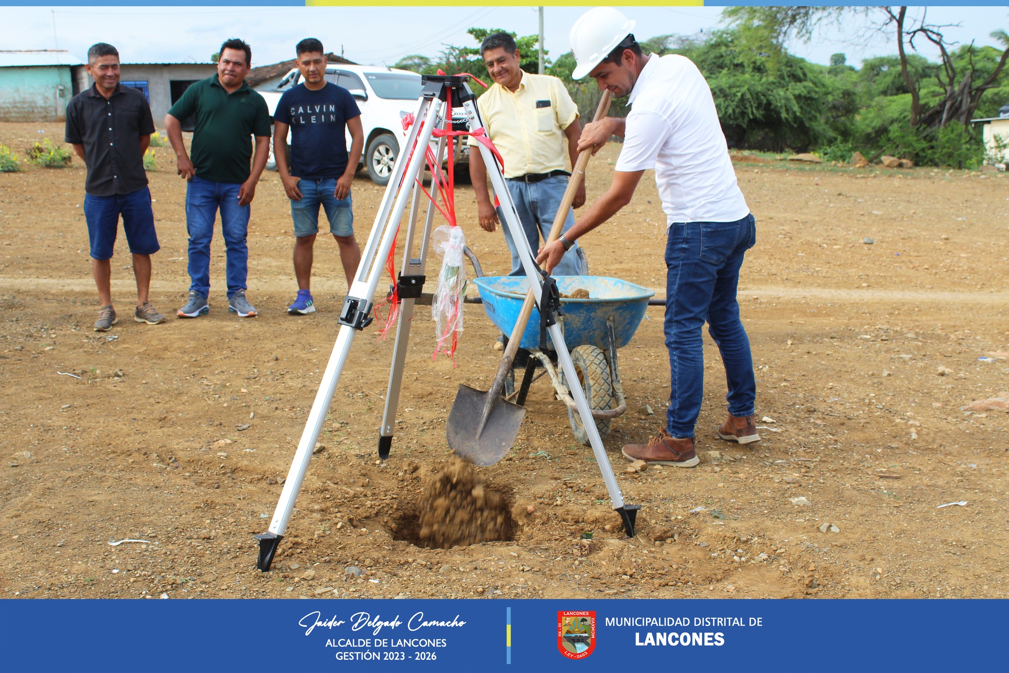 Alcalde de Lancones coloca la primera piedra para la Construcción de la Cancha de Grass Sintético en el Caserío Huasimal de la Solana