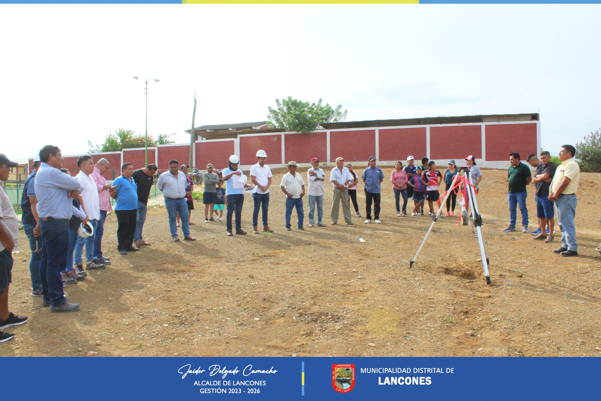 Alcalde de Lancones coloca la primera piedra para la Construcción de la Cancha de Grass Sintético en el Caserío Huasimal de la Solana