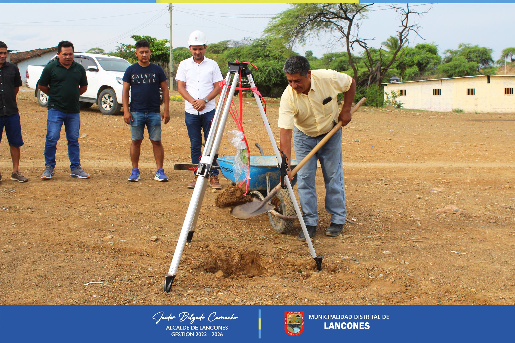 Alcalde de Lancones coloca la primera piedra para la Construcción de la Cancha de Grass Sintético en el Caserío Huasimal de la Solana