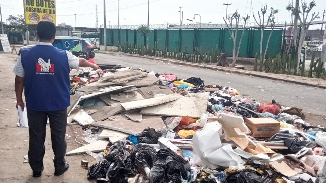 La Defensoría del Pueblo destaca también el papel que deben desempeñar las municipalidades provinciales y distritales en la lucha contra la contaminación por plásticos que afecta nuestros suelos, océanos y ríos, entre otros. En ese sentido, es importante la labor de fiscalización para evitar la quema de muñecos u otros materiales en la vía pública.