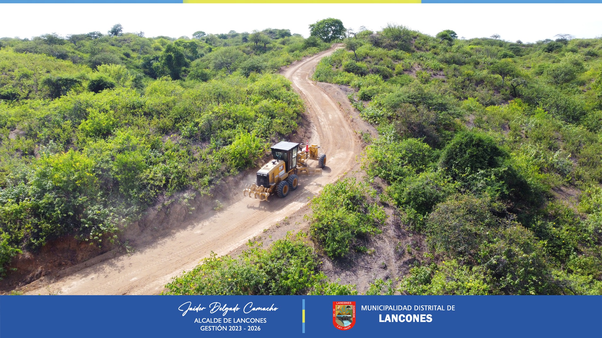 En colaboración con la Municipalidad Provincial de Sullana, la Municipalidad de Lancones, bajo el liderazgo del alcalde Ing. Jaider Delgado Camacho, está llevando a cabo labores de mantenimiento y perfilado en la vía que conecta el Centro Poblado El Alamor con el caserío de Casitas y sus anexos.
Esta iniciativa, que se inicia en el cruce de la Vía Orquetas - Pilares, ha sido posible gracias a las gestiones y la estrecha relación entre el alcalde distrital y su homólogo de la Provincia de Sullana, el Ing. Marlem Mogollón Meca, quien dispuso de manera inmediata la asignación de una motoniveladora de propiedad de la comuna provincial a dicha zona del distrito en mención, acciones las cuales la presente comuna distrital expresa el agradecimiento por el apoyo brindado.
Las recientes precipitaciones en la zona han ocasionado daños como roturas y desniveles en la vía, dificultando el tránsito vehicular normal por la zona. Ante esta situación, el alcalde del Distrito ha ordenado la ejecución inmediata de mejoras para garantizar la circulación fluida.
Estas acciones se enmarcan en los compromisos adquiridos por la actual gestión, con el objetivo de resolver los problemas derivados de las lluvias recientes que han afectado el tráfico en la zona mencionada.
De la misma manera, a partir del día Lunes 15 del presente mes, iniciarán las actividades de rehabilitación de vías de manera simultánea en ambas márgenes del Distrito, ésto gracias a la existencia de una motoniveladora adquirida por la presente gestión la misma que será asignada a la margen izquierda, y la llegada de una motoniveladora adicional en calidad de alquiler, la misma que se dirigirá a la margen derecha, expresó Delgado Camacho.