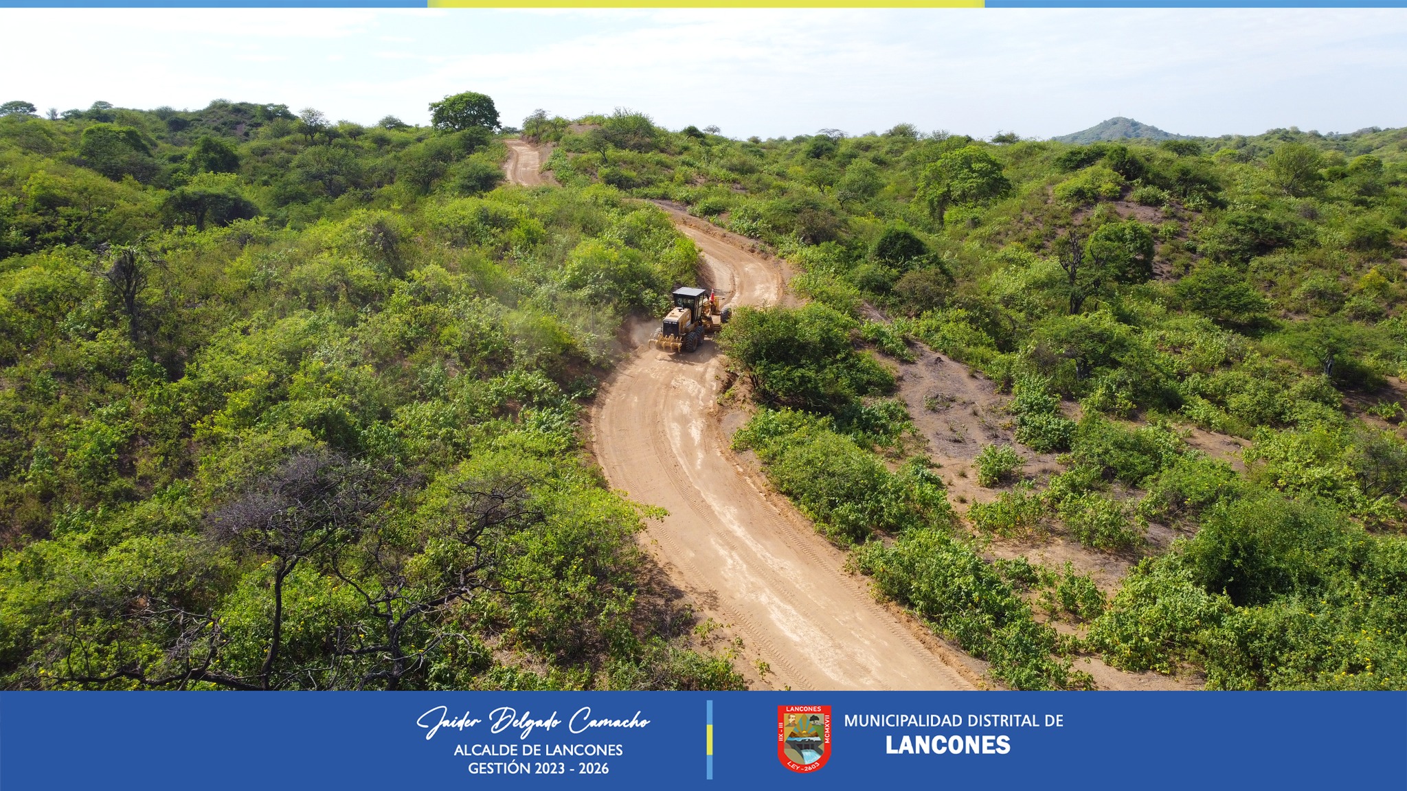 En colaboración con la Municipalidad Provincial de Sullana, la Municipalidad de Lancones, bajo el liderazgo del alcalde Ing. Jaider Delgado Camacho, está llevando a cabo labores de mantenimiento y perfilado en la vía que conecta el Centro Poblado El Alamor con el caserío de Casitas y sus anexos.
Esta iniciativa, que se inicia en el cruce de la Vía Orquetas - Pilares, ha sido posible gracias a las gestiones y la estrecha relación entre el alcalde distrital y su homólogo de la Provincia de Sullana, el Ing. Marlem Mogollón Meca, quien dispuso de manera inmediata la asignación de una motoniveladora de propiedad de la comuna provincial a dicha zona del distrito en mención, acciones las cuales la presente comuna distrital expresa el agradecimiento por el apoyo brindado.
Las recientes precipitaciones en la zona han ocasionado daños como roturas y desniveles en la vía, dificultando el tránsito vehicular normal por la zona. Ante esta situación, el alcalde del Distrito ha ordenado la ejecución inmediata de mejoras para garantizar la circulación fluida.
Estas acciones se enmarcan en los compromisos adquiridos por la actual gestión, con el objetivo de resolver los problemas derivados de las lluvias recientes que han afectado el tráfico en la zona mencionada.
De la misma manera, a partir del día Lunes 15 del presente mes, iniciarán las actividades de rehabilitación de vías de manera simultánea en ambas márgenes del Distrito, ésto gracias a la existencia de una motoniveladora adquirida por la presente gestión la misma que será asignada a la margen izquierda, y la llegada de una motoniveladora adicional en calidad de alquiler, la misma que se dirigirá a la margen derecha, expresó Delgado Camacho.