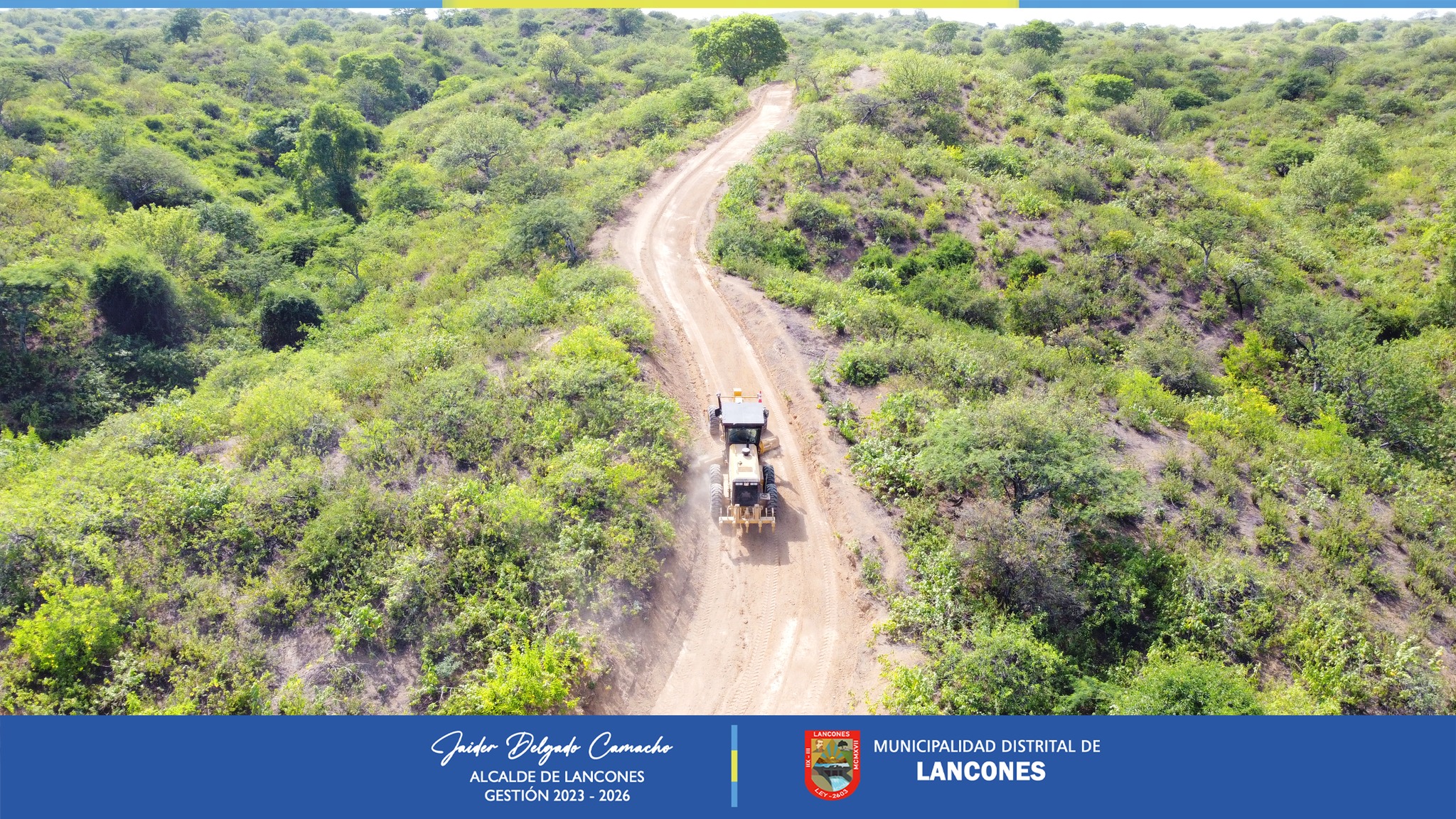 En colaboración con la Municipalidad Provincial de Sullana, la Municipalidad de Lancones, bajo el liderazgo del alcalde Ing. Jaider Delgado Camacho, está llevando a cabo labores de mantenimiento y perfilado en la vía que conecta el Centro Poblado El Alamor con el caserío de Casitas y sus anexos.
Esta iniciativa, que se inicia en el cruce de la Vía Orquetas - Pilares, ha sido posible gracias a las gestiones y la estrecha relación entre el alcalde distrital y su homólogo de la Provincia de Sullana, el Ing. Marlem Mogollón Meca, quien dispuso de manera inmediata la asignación de una motoniveladora de propiedad de la comuna provincial a dicha zona del distrito en mención, acciones las cuales la presente comuna distrital expresa el agradecimiento por el apoyo brindado.
Las recientes precipitaciones en la zona han ocasionado daños como roturas y desniveles en la vía, dificultando el tránsito vehicular normal por la zona. Ante esta situación, el alcalde del Distrito ha ordenado la ejecución inmediata de mejoras para garantizar la circulación fluida.
Estas acciones se enmarcan en los compromisos adquiridos por la actual gestión, con el objetivo de resolver los problemas derivados de las lluvias recientes que han afectado el tráfico en la zona mencionada.
De la misma manera, a partir del día Lunes 15 del presente mes, iniciarán las actividades de rehabilitación de vías de manera simultánea en ambas márgenes del Distrito, ésto gracias a la existencia de una motoniveladora adquirida por la presente gestión la misma que será asignada a la margen izquierda, y la llegada de una motoniveladora adicional en calidad de alquiler, la misma que se dirigirá a la margen derecha, expresó Delgado Camacho.