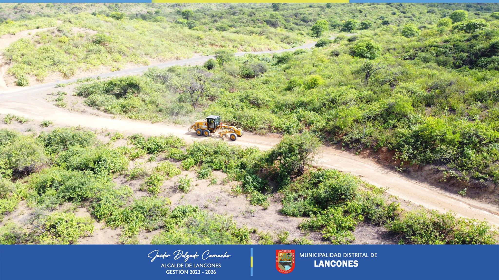 En colaboración con la Municipalidad Provincial de Sullana, la Municipalidad de Lancones, bajo el liderazgo del alcalde Ing. Jaider Delgado Camacho, está llevando a cabo labores de mantenimiento y perfilado en la vía que conecta el Centro Poblado El Alamor con el caserío de Casitas y sus anexos.
Esta iniciativa, que se inicia en el cruce de la Vía Orquetas - Pilares, ha sido posible gracias a las gestiones y la estrecha relación entre el alcalde distrital y su homólogo de la Provincia de Sullana, el Ing. Marlem Mogollón Meca, quien dispuso de manera inmediata la asignación de una motoniveladora de propiedad de la comuna provincial a dicha zona del distrito en mención, acciones las cuales la presente comuna distrital expresa el agradecimiento por el apoyo brindado.
Las recientes precipitaciones en la zona han ocasionado daños como roturas y desniveles en la vía, dificultando el tránsito vehicular normal por la zona. Ante esta situación, el alcalde del Distrito ha ordenado la ejecución inmediata de mejoras para garantizar la circulación fluida.
Estas acciones se enmarcan en los compromisos adquiridos por la actual gestión, con el objetivo de resolver los problemas derivados de las lluvias recientes que han afectado el tráfico en la zona mencionada.
De la misma manera, a partir del día Lunes 15 del presente mes, iniciarán las actividades de rehabilitación de vías de manera simultánea en ambas márgenes del Distrito, ésto gracias a la existencia de una motoniveladora adquirida por la presente gestión la misma que será asignada a la margen izquierda, y la llegada de una motoniveladora adicional en calidad de alquiler, la misma que se dirigirá a la margen derecha, expresó Delgado Camacho.