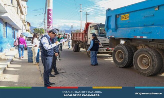 📌Al no ser competencia de la Municipalidad Provincial de Cajamarca, se ha articulado un trabajo con la Fiscalía de Prevención del Delito, SUTRAN y la Unidad de Tránsito y Seguridad Vial de la Policía Nacional, realizando una inspección en la vía de evitamiento sur con el fin de levantar evidencias necesarias para presentar y exigir al Ministerio de Transportes y Comunicaciones y Provias Nacional actúen conforme a su competencia y responsabilidad de reparar esta vía de alto tránsito en nuestra ciudad.
En ese sentido, Sandra Bringas Flores, fiscal Provincial de la Primera Fiscalía de Prevención del Delito, destacó la iniciativa de la comuna local de unir esfuerzos con otras autoridades de la provincia para exigir de manera conjunta al gobierno nacional que cumpla según su competencia a dar mantenimiento a esta importante vía que se encuentra en mal estado y que viene ocasionando accidentes de tránsito, puesto que vehículos pesados se encuentran estacionados en la zona impidiendo el libre tránsito vehicular.