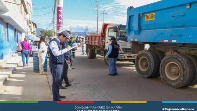 📌Al no ser competencia de la  Municipalidad Provincial de Cajamarca, se ha articulado un trabajo con la Fiscalía de Prevención del Delito, SUTRAN y la Unidad de Tránsito y Seguridad Vial de la Policía Nacional, realizando una inspección en la vía de evitamiento sur con el fin de levantar evidencias necesarias para presentar y exigir al Ministerio de Transportes y Comunicaciones  y Provias Nacional actúen conforme a su competencia y responsabilidad de reparar esta vía de alto tránsito en nuestra ciudad.
En ese sentido, Sandra Bringas Flores, fiscal Provincial de la Primera Fiscalía de Prevención del Delito, destacó la iniciativa de la comuna local de unir esfuerzos con otras autoridades de la provincia para exigir de manera conjunta al gobierno nacional que cumpla según su competencia a dar mantenimiento a esta importante vía que se encuentra en mal estado y que viene ocasionando accidentes de tránsito, puesto que vehículos pesados se encuentran estacionados en la zona impidiendo el libre tránsito vehicular.