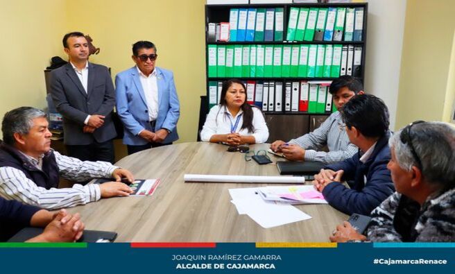 📌La gerencia de Transporte y Seguridad Vial de la Municipalidad Provincial de Cajamarca y la Comisión de Vialidad y Transporte del Concejo Provincial, continúan con la política de generar espacios de diálogo y concertación con los gremios de transportistas con el propósito de mejorar el servicio de transporte público y luchar frontalmente contra la informalidad en nuestra ciudad.
✅En esta oportunidad la reunión se realizó con los representantes de ASETAC, los regidores Segundo Castañeda Díaz, Jorge Rojas Alcalde, Eugenio Cruzado y la gerente de Transporte y Seguridad Vial, Edith Chuco Gutiérrez, logrando llegar importantes acuerdos en cuanto de tomar acciones inmediatas de fiscalización frente al crecimiento de la informalidad en el servicio de transporte de taxis y mototaxis , así como de trabajar de manera unida y transparente con los transportistas para mejorar el servicio de transporte público en la ciudad.