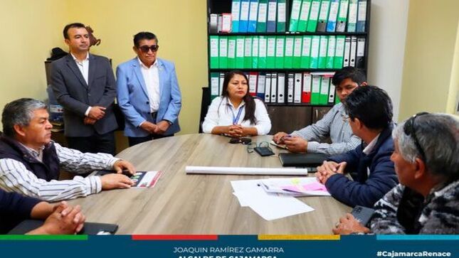 📌La gerencia de Transporte y Seguridad Vial de la Municipalidad Provincial de Cajamarca y la Comisión de Vialidad y Transporte del Concejo Provincial, continúan con la política de generar espacios de diálogo y concertación con los gremios de transportistas con el propósito de mejorar el servicio de transporte público y luchar frontalmente contra la informalidad en nuestra ciudad.
✅En esta oportunidad la reunión se realizó con los representantes de ASETAC, los regidores Segundo Castañeda Díaz, Jorge Rojas Alcalde, Eugenio Cruzado y la gerente de Transporte y Seguridad Vial, Edith Chuco Gutiérrez, logrando llegar importantes acuerdos en cuanto de tomar acciones inmediatas de fiscalización frente al crecimiento de la informalidad en el servicio de transporte de taxis y mototaxis , así como de trabajar de manera unida y transparente con los transportistas para mejorar el servicio de transporte público en la ciudad.