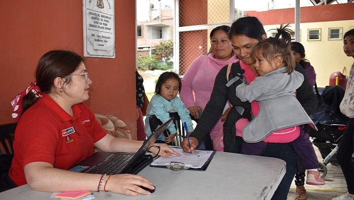 Gestora atendiendo a usuarias.