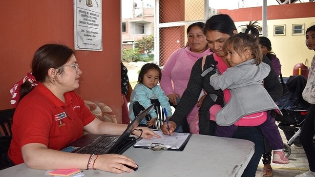 Gestora atendiendo a usuarias.