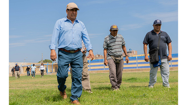 Alcalde Cavino Cautivo Grasa, realizó una visita al Estadio Modelo de Huarmey para verificar el estado situacional del recinto deportivo.
