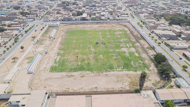 Alcalde Cavino Cautivo Grasa, realizó una visita al Estadio Modelo de Huarmey para verificar el estado situacional del recinto deportivo.