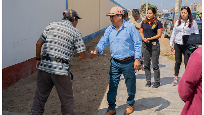 Alcalde Cavino Cautivo Grasa, realizó una visita al Estadio Modelo de Huarmey para verificar el estado situacional del recinto deportivo.