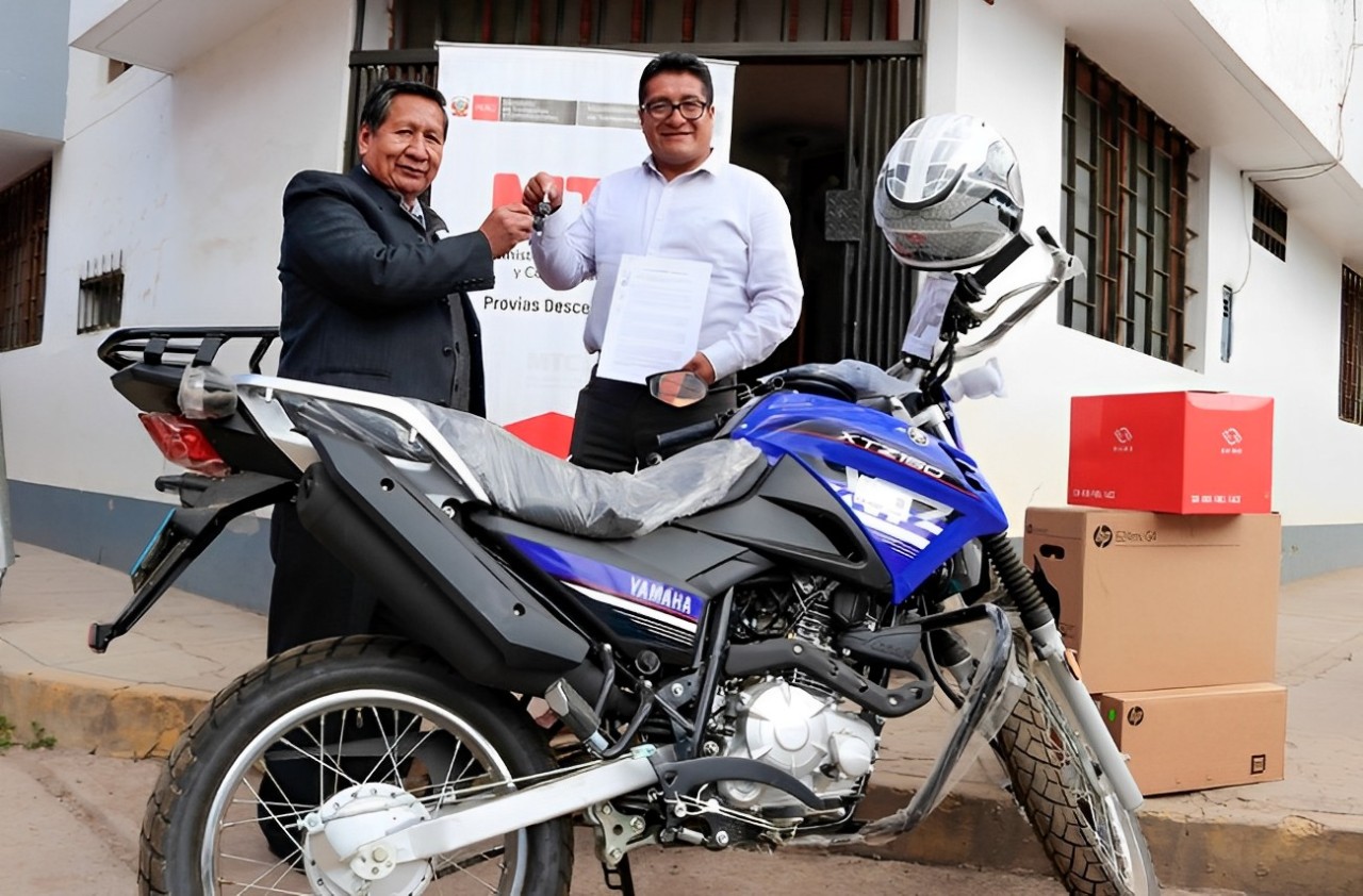 Municipalidad de Melgar recibe equipo de cómputo y motocicleta por Provias Descentralizado Puno