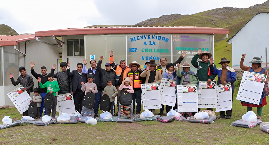 Niños de la zona de frontera con Cusco y Nuñoa reciben Kits de útiles escolares y alimentos
