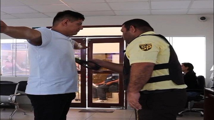  Postulantes a obtener o revalidar su licencia de conducir pasan por un riguroso control e inspección de dispositivos electrónicos