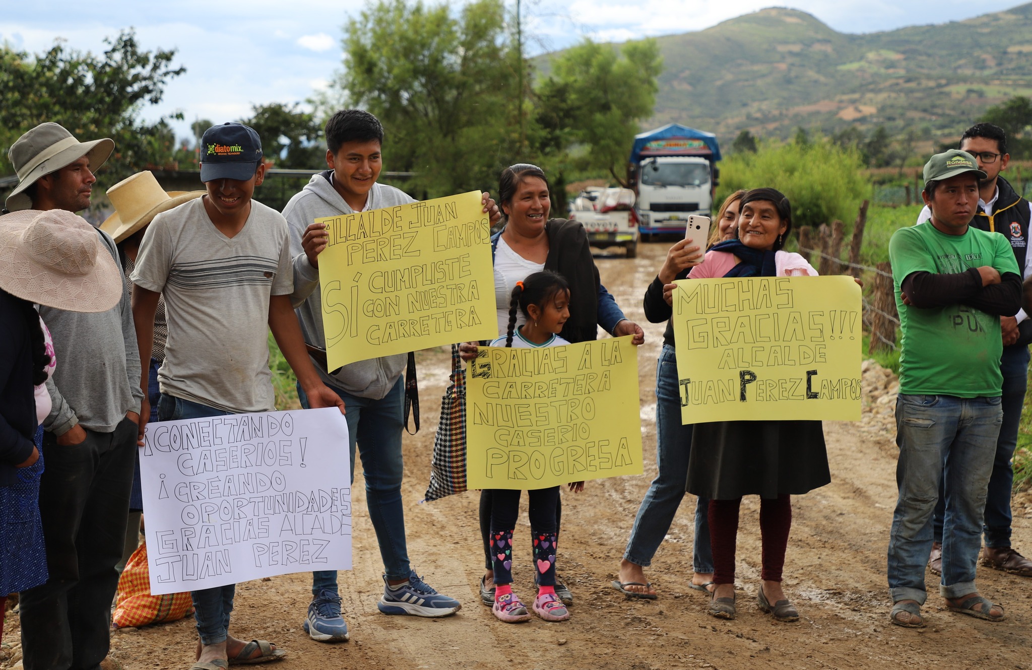 Alcalde de Cajabamba hizo entrega de trocha carrozable en Santa Rita – Santa Elena