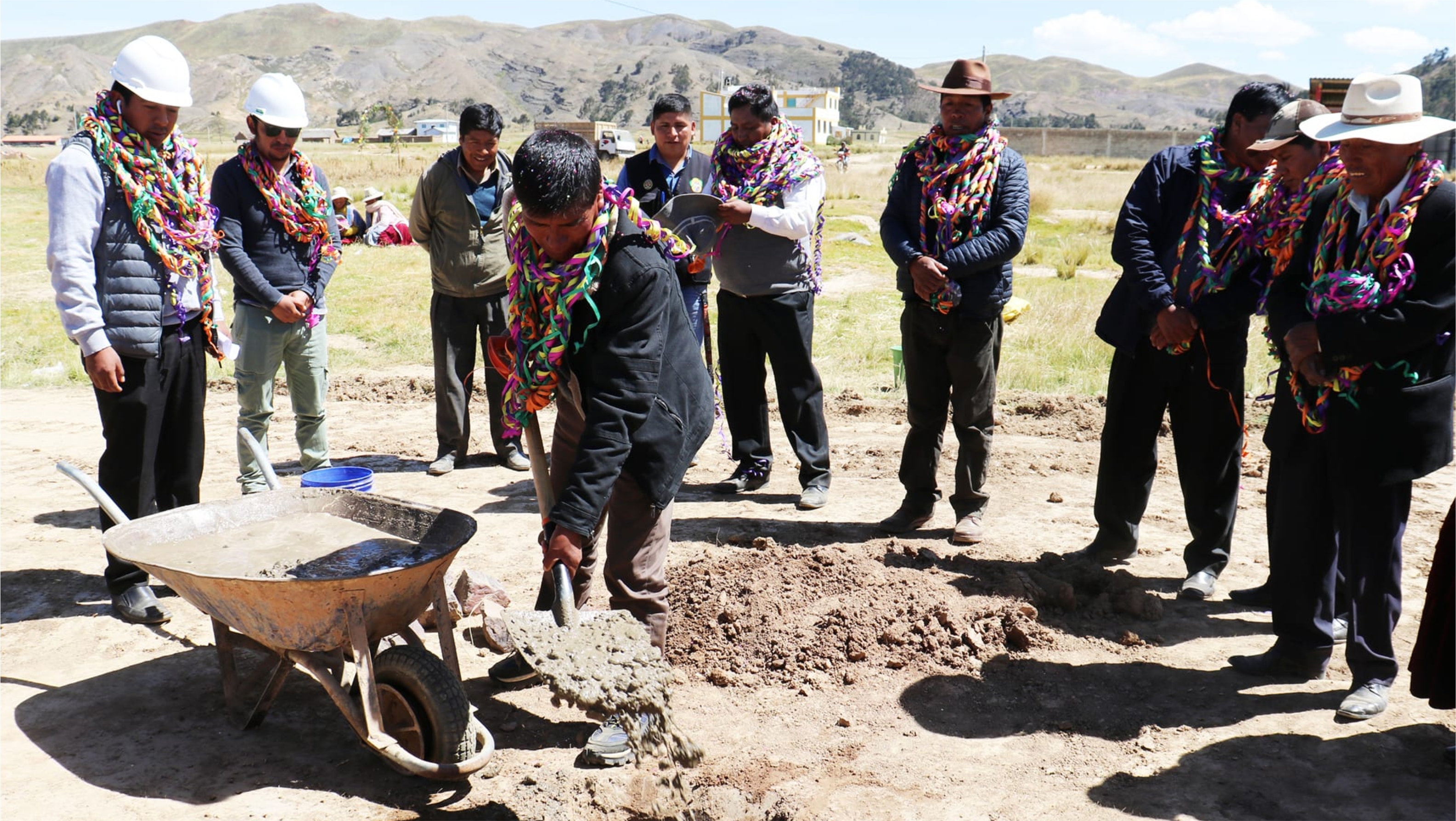fotografías del inicio de obra en la Comunidad de Huancollusco