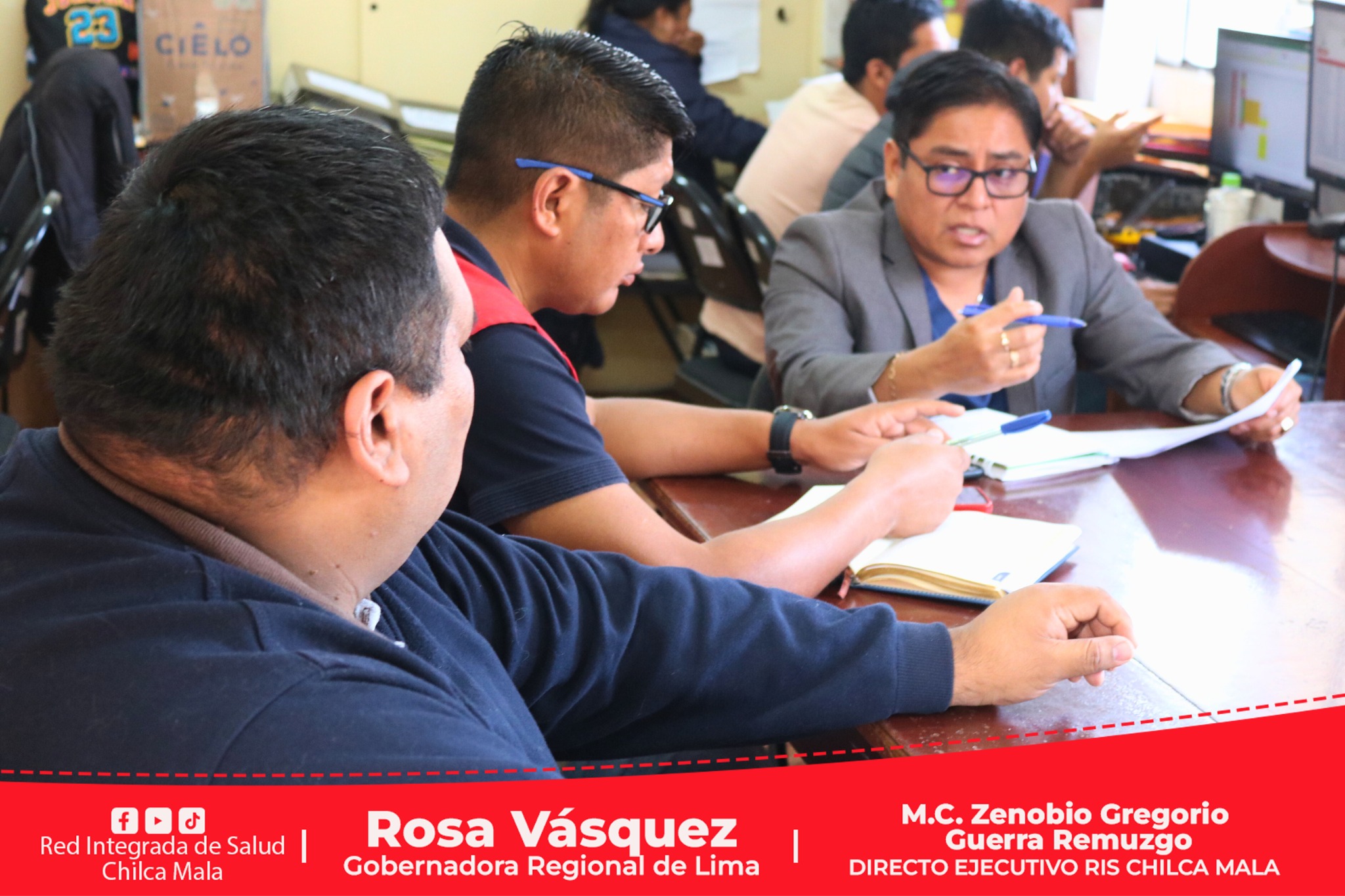 Director Ejecutivo sostiene reunión de coordinación con su equipo de gestión.