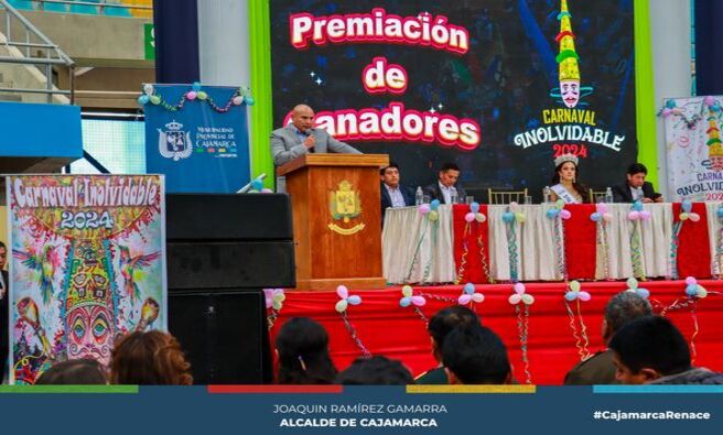 📌En una colorida y emotiva ceremonia, el alcalde provincial Joaquin Ramírez Gamarra realizó la premiación de los ganadores de las diversas categorías y actividades del Carnaval Inolvidable 2024, consolidándose como la fiesta más alegre del Perú.
✅El evento, que contó con la presencia de autoridades locales, regidores, participantes y cajamarquinos, celebró la dedicación y el esfuerzo de todos aquellos que hicieron posible esta edición del carnaval 2024. Los premios fueron entregados a comparsas, carros alegóricos, trajes individuales, coreografía y otras expresiones artísticas que llenaron de vida y color las calles de Cajamarca.
🗣El alcalde Ramírez Gamarra expresó su agradecimiento a todos los participantes y comisiones, destacando la importancia de esta celebración para la identidad cultural y turística de la región. "El Carnaval Inolvidable 2024 ha sido una muestra de nuestra riqueza cultural y de la alegría que caracteriza a nuestro pueblo. Felicitaciones a todos los ganadores y a todos los que han sido parte de esta fiesta", manifestó.