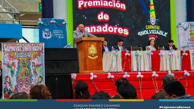 📌En una colorida y emotiva ceremonia, el alcalde provincial Joaquin Ramírez Gamarra realizó la premiación de los ganadores de las diversas categorías y actividades del Carnaval Inolvidable 2024, consolidándose como la fiesta más alegre del Perú.
✅El evento, que contó con la presencia de autoridades locales, regidores, participantes y cajamarquinos, celebró la dedicación y el esfuerzo de todos aquellos que hicieron posible esta edición del carnaval 2024. Los premios fueron entregados a comparsas, carros alegóricos, trajes individuales, coreografía y otras expresiones artísticas que llenaron de vida y color las calles de Cajamarca.
🗣El alcalde Ramírez Gamarra expresó su agradecimiento a todos los participantes y comisiones, destacando la importancia de esta celebración para la identidad cultural y turística de la región. "El Carnaval Inolvidable 2024 ha sido una muestra de nuestra riqueza cultural y de la alegría que caracteriza a nuestro pueblo. Felicitaciones a todos los ganadores y a todos los que han sido parte de esta fiesta", manifestó.