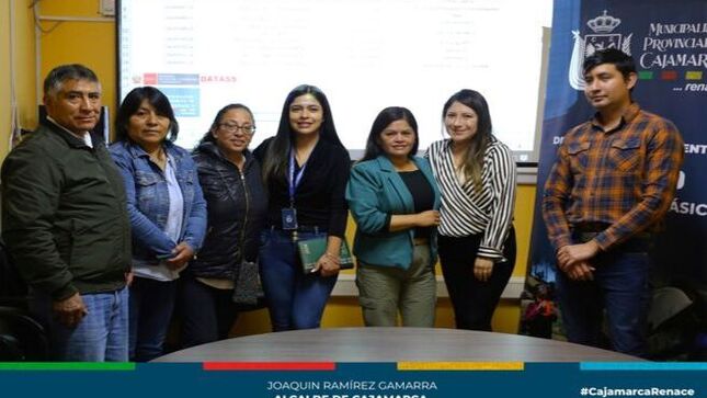 ✅Con el objetivo de mejorar la prestación de los servicios de saneamiento en la zona rural , se llevó a cabo una reunión de coordinación dirigida por la subgerencia de Saneamiento Básico de la gerencia de Desarrollo Ambiental. En esta sesión, se establecieron las líneas de acción a seguir en adelante.
👉Por otro lado, Newmont ALAC, compartió información sobre el número de Juntas Administradoras de Servicios de Saneamiento (JASS) dentro de su área de influencia, en las que se planea intervenir a corto, mediano y largo plazo. Se ha completado un trabajo de fortalecimiento de capacidades en áreas clave como limpieza y desinfección, cloración y asistencia técnica continua. Además, se está colaborando para mejorar el acceso a la información proporcionada por el aplicativo DATASS del Ministerio de Vivienda.
🗣Finalmente, se está proyectando el desarrollo de un concurso destinado a incentivar a los prestadores y organizaciones comunales de la zona rural, premiando acciones que contribuyan a ofrecer servicios de calidad, eficiencia y sostenibilidad.