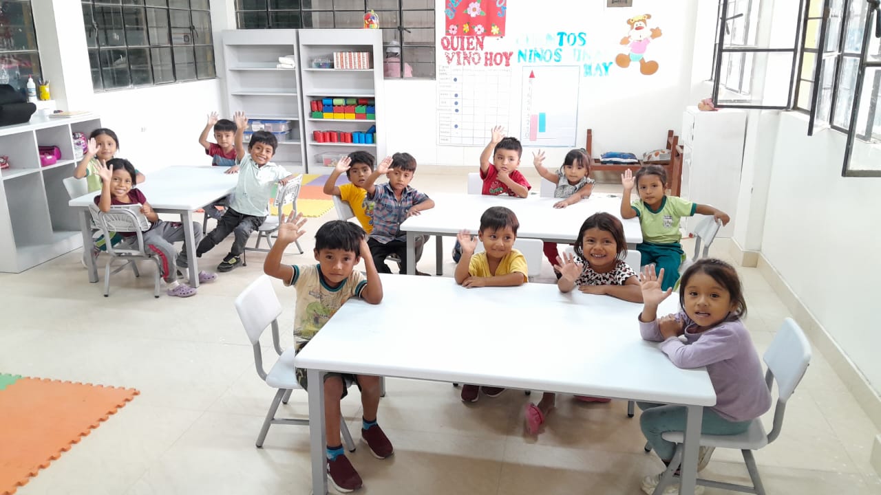 Entrega de mobiliario a colegios