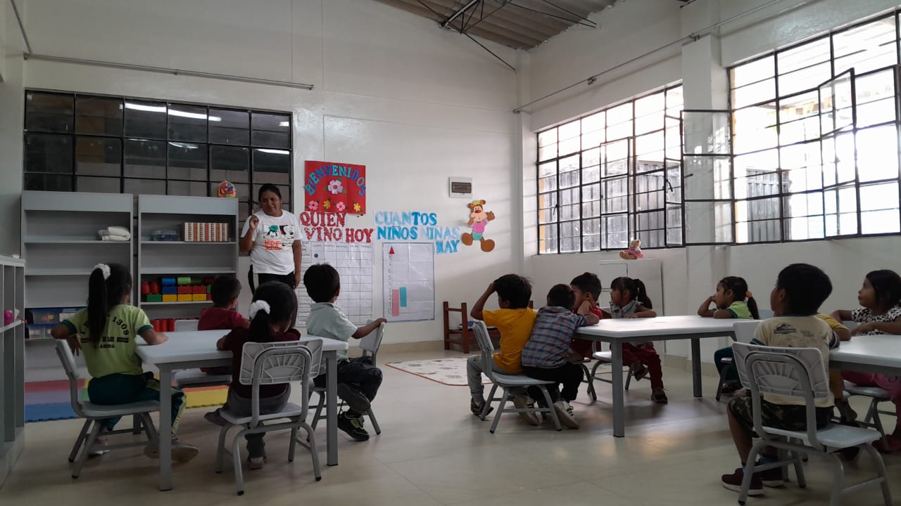 Entrega de mobiliario a colegios