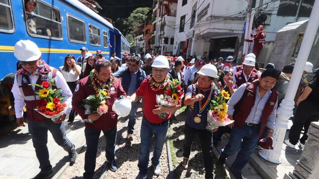 Fotografía de autoridades en Machupicchu antes del inicio de la construcción de defensa ribereña