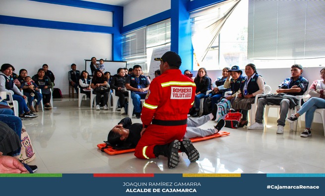 📌La subgerencia de salud de la Municipalidad Provincial de Cajamarca y la Compañia de Bomberos, realizó la capacitación de los actores sociales del compromiso 1 "Mejora del estado nutricional y de salud de las gestantes y niños hasta los 12 meses de edad", siendo su labor principal combatir y prevenir la anemia. Esta capacitación estuvo enfocada en un correcto lavado de manos, apego seguro y primeros auxilios, donde todos los participantes recibieron un kit de aseo personal como parte de su cuidado y acción rápida ante alguna situación de emergencia. 