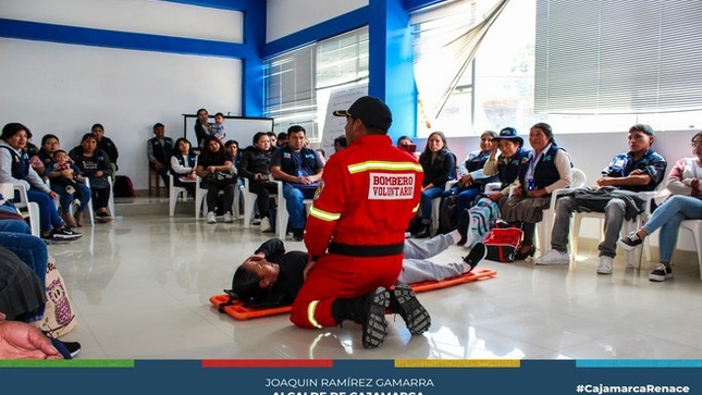 📌La subgerencia de salud de la Municipalidad Provincial de Cajamarca y la Compañia de Bomberos, realizó la capacitación de los actores sociales del compromiso 1 "Mejora del estado nutricional y de salud de las gestantes y niños hasta los 12 meses de edad", siendo su labor principal combatir y prevenir la anemia. Esta capacitación estuvo enfocada en un correcto lavado de manos, apego seguro y primeros auxilios, donde todos los participantes recibieron un kit de aseo personal como parte de su cuidado y acción rápida ante alguna situación de emergencia. 