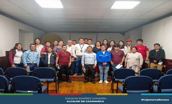 📌La Municipalidad Provincial de Cajamarca, a través de la subgerencia de Comercialización y Licencias, llevó a cabo una importante capacitación destinada a panaderos locales y miembros de la Asociación ASIPA. Este evento, coordinado por el área de Vigilancia Sanitaria-Bromatología, se centró en la instrucción sobre buenas prácticas de manipulación de alimentos y los requisitos necesarios para la obtención de licencias de funcionamiento.
Durante la capacitación, se brindó a los asistentes herramientas y conocimientos esenciales para mejorar sus procesos de fabricación y garantizar la correcta manipulación de alimentos. Además, se enfatizó la importancia de la formalización de sus negocios, facilitando así el cumplimiento de las normativas vigentes y promoviendo la seguridad alimentaria en nuestra comunidad.