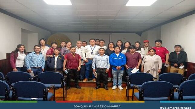 📌La Municipalidad Provincial de Cajamarca, a través de la subgerencia de Comercialización y Licencias, llevó a cabo una importante capacitación destinada a panaderos locales y miembros de la Asociación ASIPA. Este evento, coordinado por el área de Vigilancia Sanitaria-Bromatología, se centró en la instrucción sobre buenas prácticas de manipulación de alimentos y los requisitos necesarios para la obtención de licencias de funcionamiento.
Durante la capacitación, se brindó a los asistentes herramientas y conocimientos esenciales para mejorar sus procesos de fabricación y garantizar la correcta manipulación de alimentos. Además, se enfatizó la importancia de la formalización de sus negocios, facilitando así el cumplimiento de las normativas vigentes y promoviendo la seguridad alimentaria en nuestra comunidad.