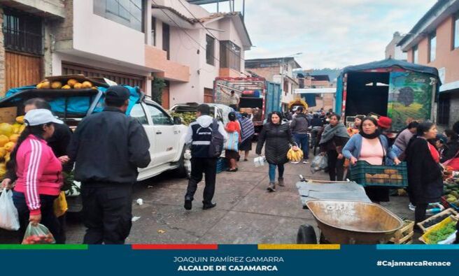 📌Con el fin de ordenar y regular el transporte de vehículos pesados y atender las denuncias interpuestas por los vecinos, la gerencia de Transporte y Seguridad Vial de la Municipalidad de Cajamarca, intensificó los operativos de control de camiones que realizan carga y descarga de mercancías en zonas no autorizadas de nuestra ciudad.
✅En esta oportunidad, inspectores de transporte lograron intervenir a conductores que habían estado realizando estas acciones en horarios no establecidos en los jirones Jequetepeque, Colón e Iquique, entre otros.
⚠️Cabe señalar, que la Ordenanza Municipal N° 829- CMPC, estipula que podrán los conductores de camiones hacer carga y descarga de mercancías en áreas autorizadas por la Municipalidad de Cajamarca como en mercados, tiendas mayoristas y galerías, de lunes a domingo en el horario de 10:00 pm. a 5:00 am. con una duración de máximo de 30 minutos.