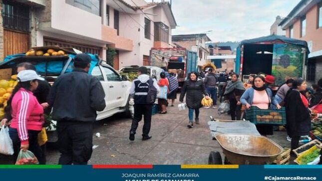 📌Con el fin de ordenar y regular el transporte de vehículos pesados y atender las denuncias interpuestas por los vecinos, la gerencia de Transporte y Seguridad Vial de la Municipalidad de Cajamarca, intensificó los operativos de control de camiones que realizan carga y descarga de mercancías en zonas no autorizadas de nuestra ciudad.
✅En esta oportunidad, inspectores de transporte lograron intervenir a conductores que habían estado realizando estas acciones en horarios no establecidos en los jirones Jequetepeque, Colón e Iquique, entre otros.
⚠️Cabe señalar, que la Ordenanza Municipal N° 829- CMPC, estipula que podrán los conductores de camiones hacer carga y descarga de mercancías en áreas autorizadas por la Municipalidad de Cajamarca como en mercados, tiendas mayoristas y galerías, de lunes a domingo en el horario de 10:00 pm. a 5:00 am.  con una duración de máximo de 30 minutos.