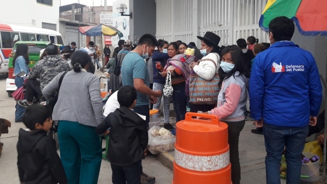 El pedido fue dirigido al director ejecutivo del Hospital Regional de Ayacucho, Jimmy Ango Bedriñana, a quien se trasladó los resultados de la visita efectuada a dicho establecimiento, donde pudo verificarse la presencia de largas colas de personas que esperaban conseguir una cita en algunos de los 40 consultorios externos con que cuenta el hospital.