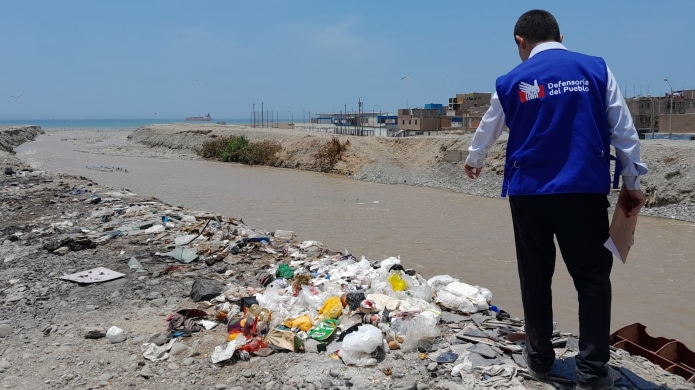 Una situación similar se constató durante la visita al río Chillón, donde se advirtió la acumulación de residuos sólidos y animales muertos, que emanan olores nauseabundos y ocasionan la proliferación de vectores (como moscas, insectos y roedores). Asimismo, se encontraron muebles de madera y vidrios rotos.