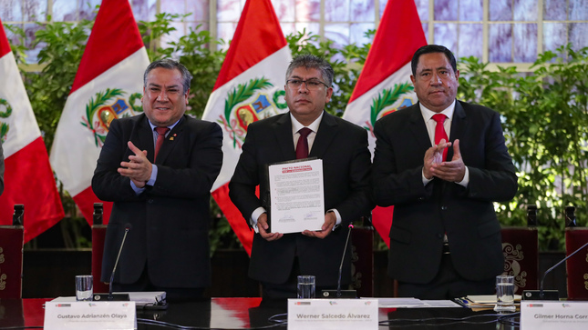 Fotografía del Gobernador de Cusco lidera firma del Pacto Nacional por la Gobernabilidad en el IV Consejo de Estado Regional