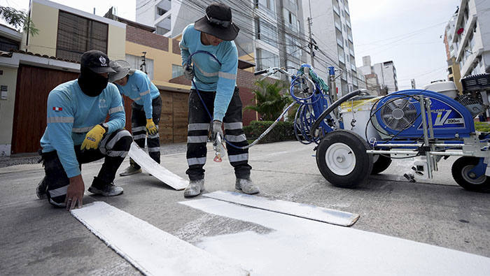 Surquillo pinta vías para calles más seguras.