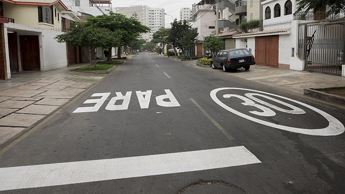 Surquillo pinta vías para calles más seguras.