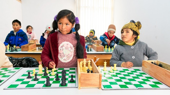 fotografía niña jugando ajedrez