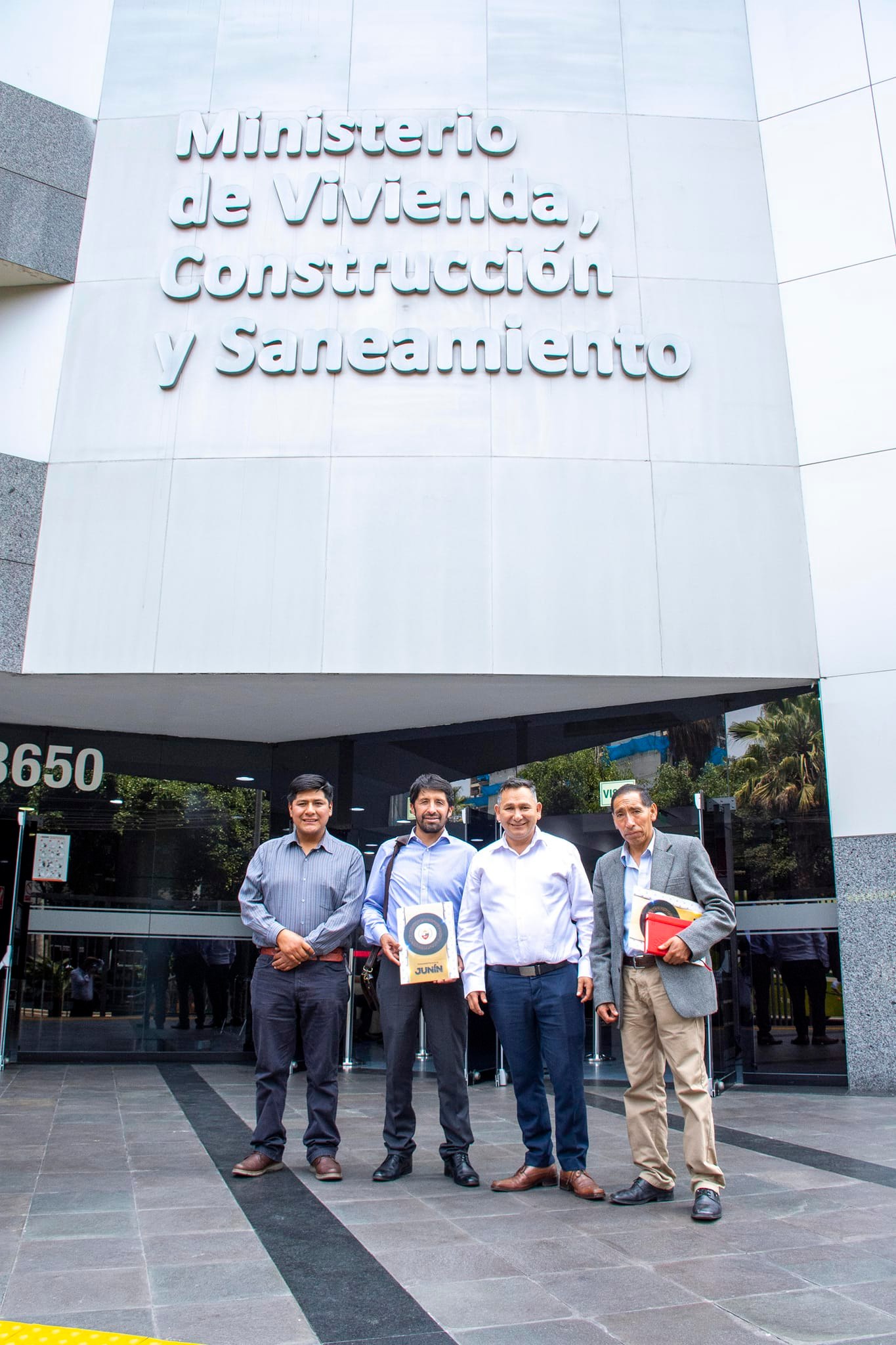 Visita al ministerio de vivienda.