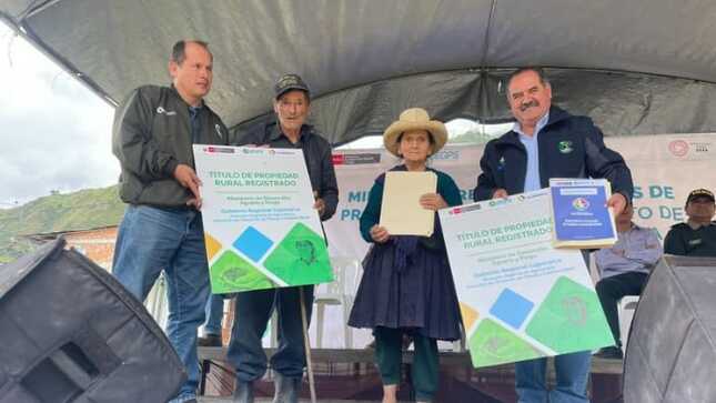 MIDAGRI en articulación con el GORE Cajamarca entregaron 4,473 títulos de propiedad individual  a productores de maíz, papa, leguminosas, entre otros.
