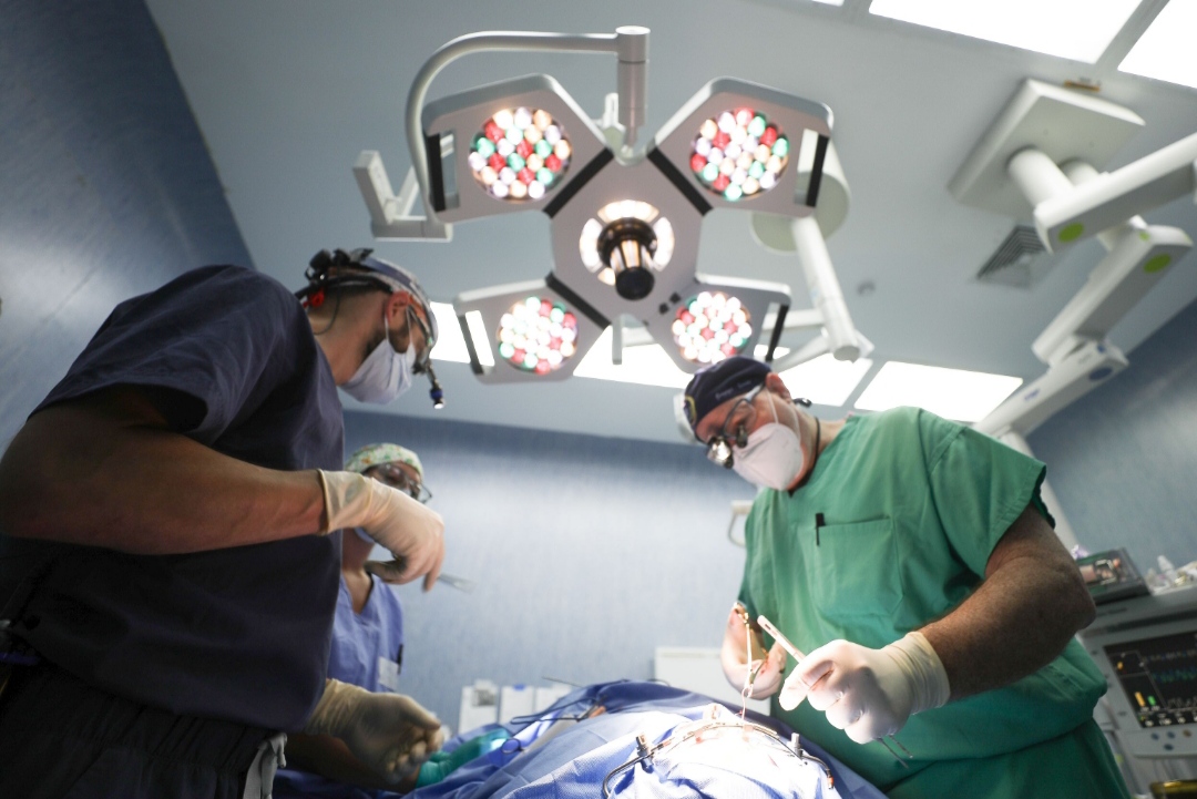 EsSalud y la fundación Global Smile devolverán la sonrisa a 43 niños con labio leporino y paladar hendido
