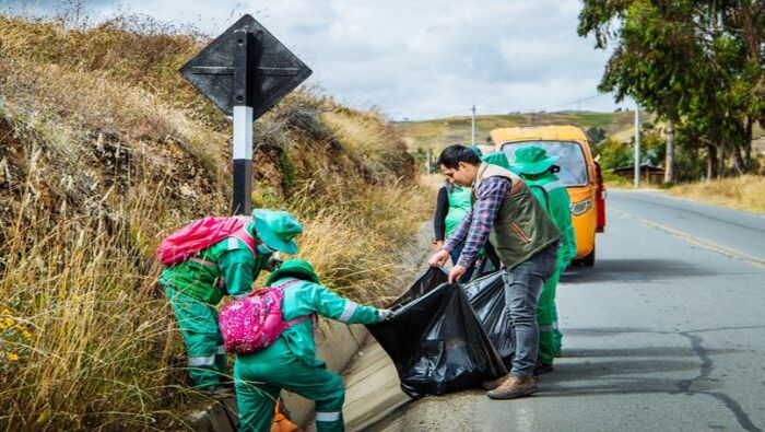 COMO PARTE DE SU LABOR DIARIA PERSONAL DE LIMPIEZA DE LA MUNICIPALIDAD DE SAN JERÓNIMO REALIZA RECOJO DE RESIDUOS SÓLIDOS EN EL SECTOR DE ANTAHUAYCCO.