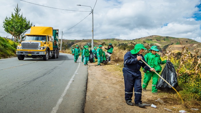 COMO PARTE DE SU LABOR DIARIA PERSONAL DE LIMPIEZA DE LA MUNICIPALIDAD DE SAN JERÓNIMO REALIZA RECOJO DE RESIDUOS SÓLIDOS EN EL SECTOR DE ANTAHUAYCCO