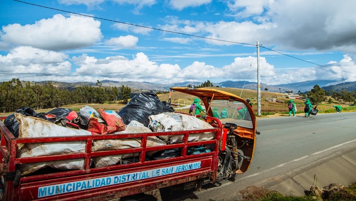 COMO PARTE DE SU LABOR DIARIA PERSONAL DE LIMPIEZA DE LA MUNICIPALIDAD DE SAN JERÓNIMO REALIZA RECOJO DE RESIDUOS SÓLIDOS EN EL SECTOR DE ANTAHUAYCCO.
