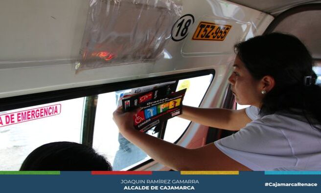 📌En un trabajo articulado entre la Municipalidad Provincial de Cajamarca, a través de la Oficina Municipal de Atención a las Personas con Discapacidad; (OMAPED), la Fiscalía de Prevención del Delito, CONADIS, la gerencia de Transportes y Seguridad Vial y la Policía Nacional, se inició una agresiva campaña de sensibilización denominada “Persona con Discapacidad: Dígalo con respeto”, dirigida a conductores y cobradores del servicio de transporte público de pasajeros que operan en esta ciudad.
✅El trabajo está destinado al cumplimiento de las normas legales que defienden los derechos de estas personas vulnerables, tal es el caso de la gratuidad en el transporte público de pasajeros de aquellas personas con discapacidad severa, que por ahora no se respeta, a cuyo problema se aúna la falta de respeto por parte de los mismos pasajeros de una determinada unidad vehicular, a la vez que se indicó que estas campañas buscan también la prevención de accidentes de tránsito que afecten a estas personas.
